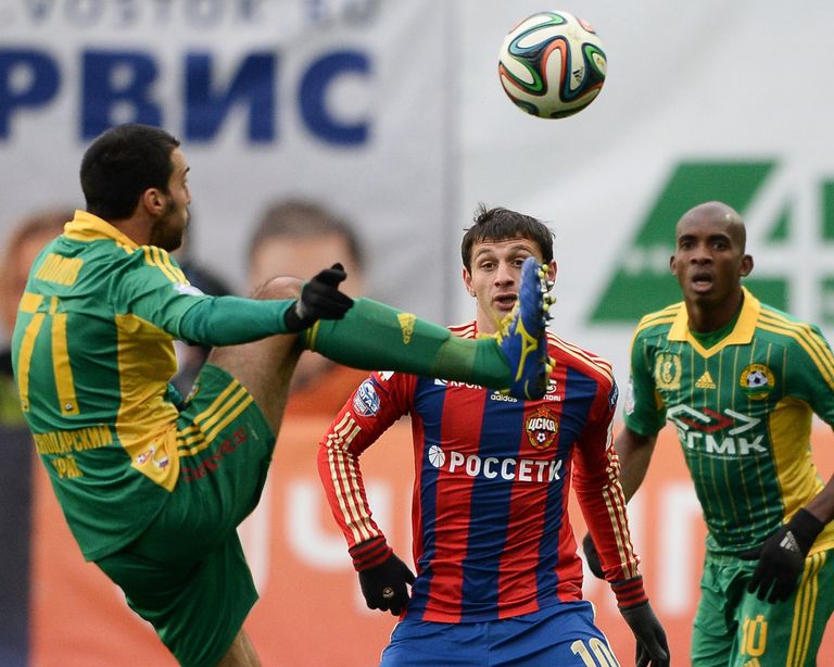 Полузащитник Кубани Ивелин Попов, полузащитник ЦСКА Алан Дзагоев и полузащитник Кубани Шарль Каборе