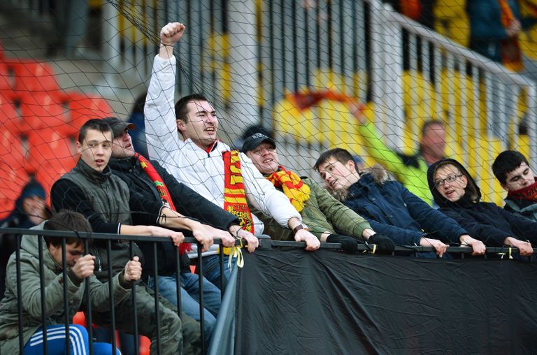 Болельщики на матче 10-го тура чемпионата России по футболу среди клубов Премьер-лиги между командами ФК Арсенал (Тула) и ФК Ростов (Ростов-на-Дону) Болельщики на матче 10-го тура чемпионата России по футболу среди клубов Премьер-лиги между командами ФК Арсенал (Тула) и ФК Ростов (Ростов-на-Дону)
