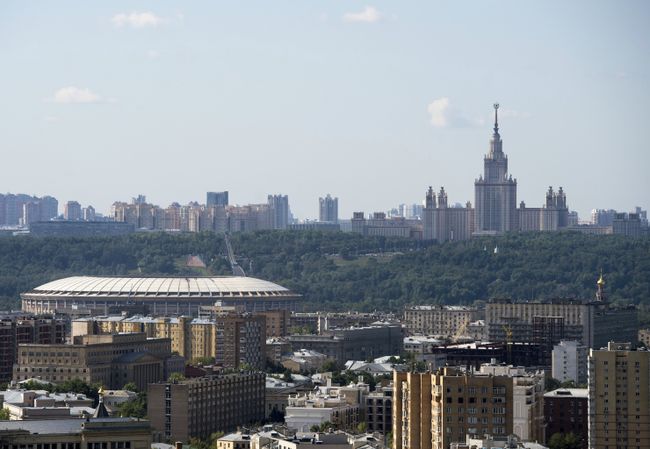 Вид на стадион Лужники, Воробьевы горы и Московский государственный университет им. М.В. Ломоносова в Москве
