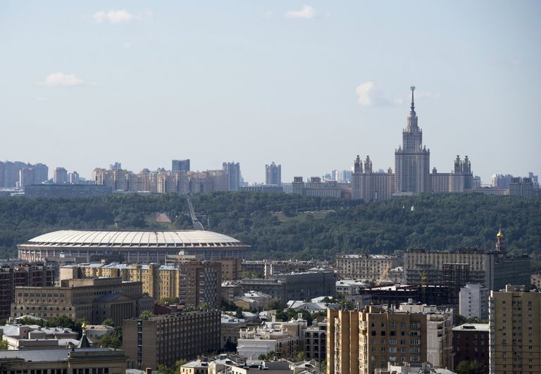 Вид на стадион Лужники, Воробьевы горы и Московский государственный университет им. М.В. Ломоносова в Москве