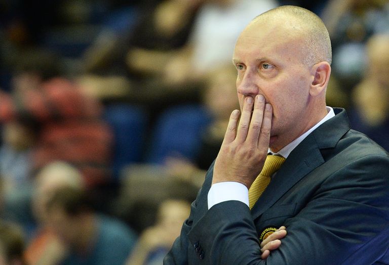 Главный тренер БК Химки Римас Куртинайтис наблюдает за ходом игры Главный тренер БК Химки Римас Куртинайтис наблюдает за ходом игры