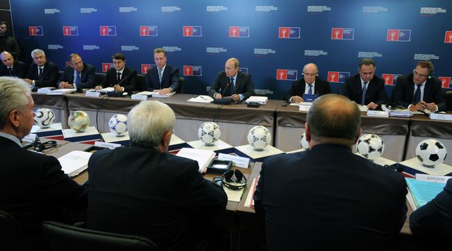 Владимир Путин (в центре на дальнем плане)