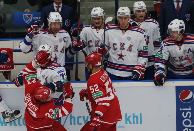 Хоккеисты Витязя Дмитрий Шитиков (слева) и Игорь Головков участвуют в конфликте с хоккеистами СКА.