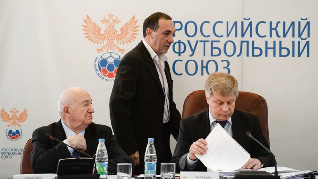 Первый вице-президент РФС Никита Симонян, президент ПФК ЦСКА Евгений Гинер и Президент Российского футбольного союза (РФС) Николай Толстых (слева направо)