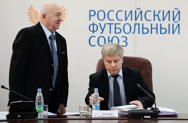 Первый вице-президент РФС Никита Симонян (слева) и президент Российского футбольного союза (РФС) Николай Толстых