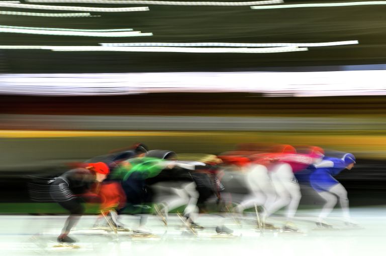 Спортсменки на дистанции масс-старта в соревнованиях по конькобежному спорту Спортсменки на дистанции масс-старта в соревнованиях по конькобежному спорту