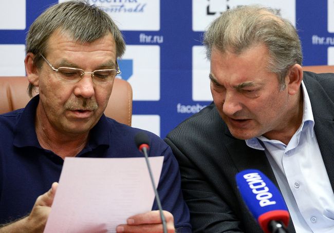Главный тренер сборной России по хоккею Олег Знарок (слева) и президент ФХР Владислав Третьяк Главный тренер сборной России по хоккею Олег Знарок (слева) и президент ФХР Владислав Третьяк