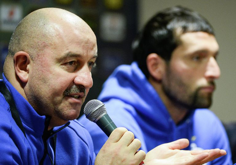 Главный тренер Динамо Станислав Черчесов (слева) и форвард Динамо Кевин Кураньи. Главный тренер Динамо Станислав Черчесов (слева) и форвард Динамо Кевин Кураньи.