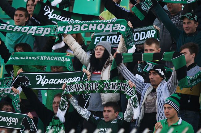 Болельщики Краснодара во время матча 13-го тура чемпионата России по футболу Болельщики Краснодара во время матча 13-го тура чемпионата России по футболу