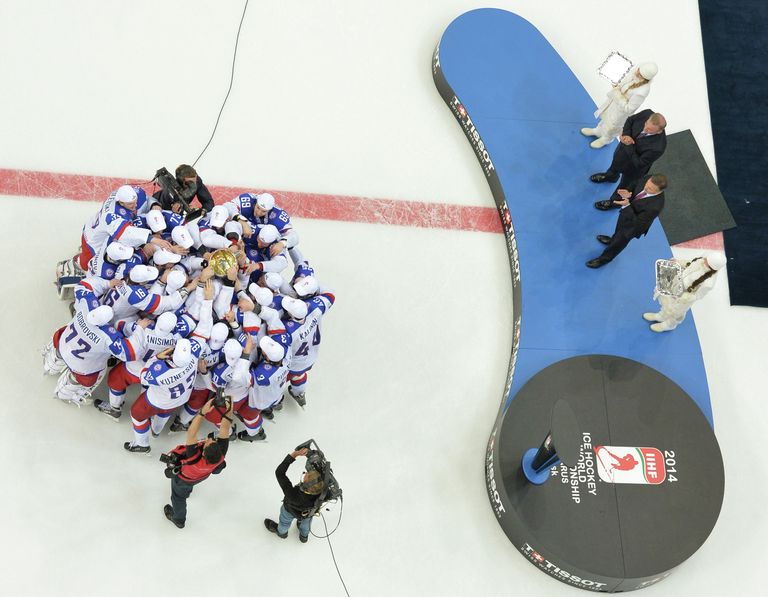 Хоккеисты сборной России с кубком за победу на чемпионате мира по хоккею 2014 Хоккеисты сборной России с кубком за победу на чемпионате мира по хоккею 2014