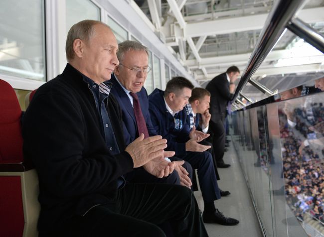 Президент России Владимир Путин наблюдает за матчем КХЛ Адмирал - Ак Барс Президент России Владимир Путин наблюдает за матчем КХЛ Адмирал - Ак Барс