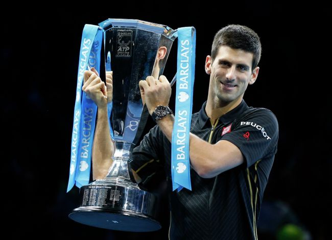 Новак Джокович с кубком за победу на итоговом турнире года ATP Новак Джокович с кубком за победу на итоговом турнире года ATP