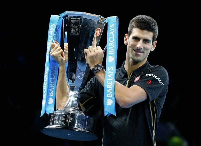 Новак Джокович с кубком за победу в итоговом турнире года ATP Новак Джокович с кубком за победу в итоговом турнире года ATP