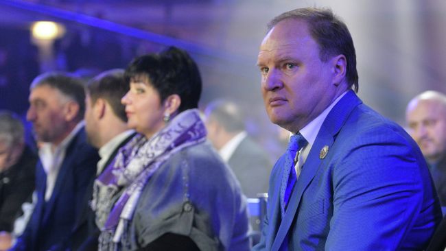 Промоутер Владимир Хрюнов наблюдает за ходом боксерских поединков.