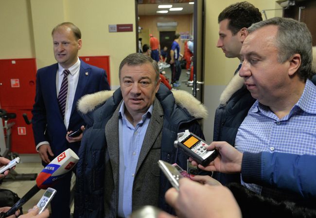 Президент ХК Динамо (Москва), член Совета директоров КХЛ Аркадий Ротенберг и генеральный менеджер сборной России по хоккею Андрей Сафронов (справа)