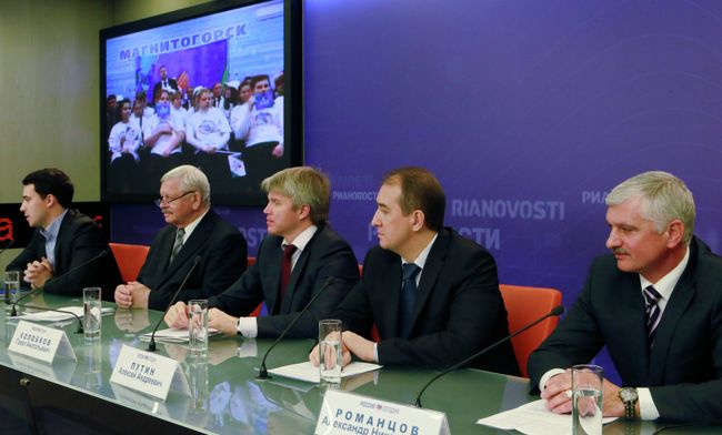 Президент Сурдлимпийского комитета России Александр Романцов, заместитель губернатора Ханты-Мансийского автономного округа – Югры Алексей Путин, заместитель министра спорта России Павел Колобков, президент Международного комитета спорта глухих Валерий Рухледев (справа налево)ященная зимним Сурдлимпийским играм 2015