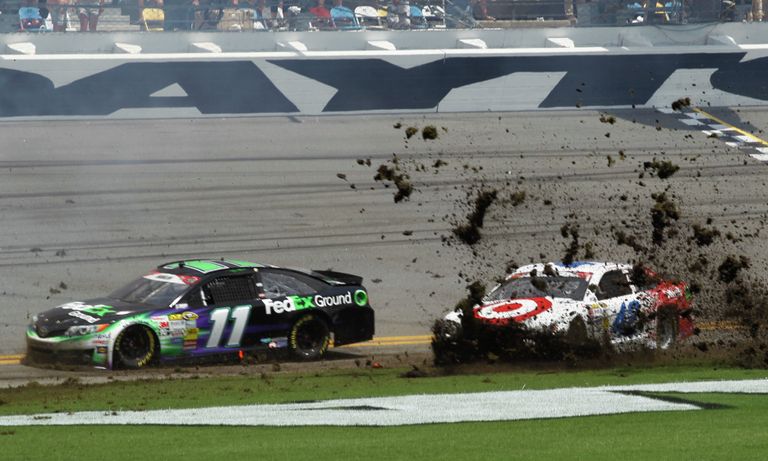 Пилоты Дэнни Хэмлин и Кайл Ларсон (справа) во время этапа серии NASCAR Sprint Cup Series на трассе Дайтона Бич Пилоты Дэнни Хэмлин и Кайл Ларсон (справа) во время этапа серии NASCAR Sprint Cup Series на трассе Дайтона Бич
