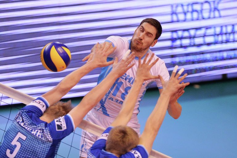 Связующий ВК Динамо Сергей Гранкин (слева) и диагональный ВК Зенит-Казань Максим Михайлов Связующий ВК Динамо Сергей Гранкин (слева) и диагональный ВК Зенит-Казань Максим Михайлов