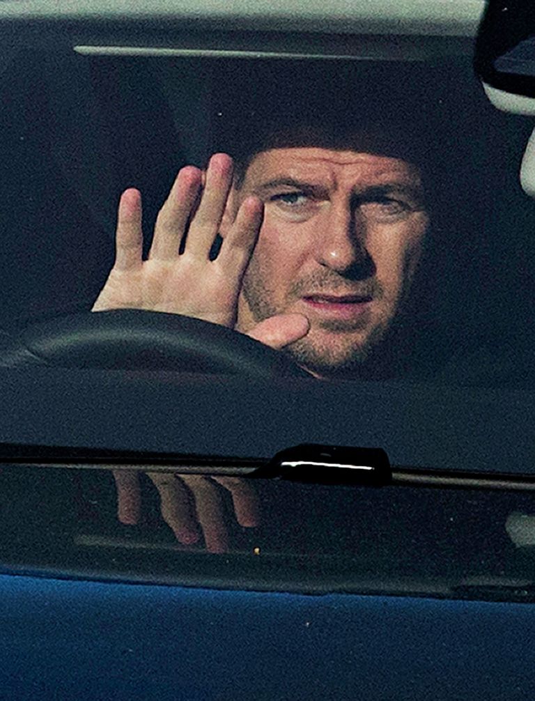 Английский полузащитник Ливерпуля Стивен Джеррард покидает тренировочную базу команды Английский полузащитник Ливерпуля Стивен Джеррард покидает тренировочную базу команды