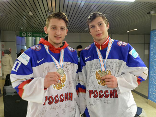 Хоккеисты молодежной сборной России Иван Фищенко и Денис Костин (справа налево) Хоккеисты молодежной сборной России Иван Фищенко и Денис Костин (справа налево)