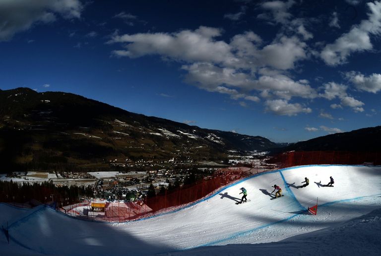 Спортсмены в 1/8 финала на соревнованиях по сноуборд-кроссу на чемпионате мира в Крайшберге Спортсмены в 1/8 финала на соревнованиях по сноуборд-кроссу на чемпионате мира в Крайшберге