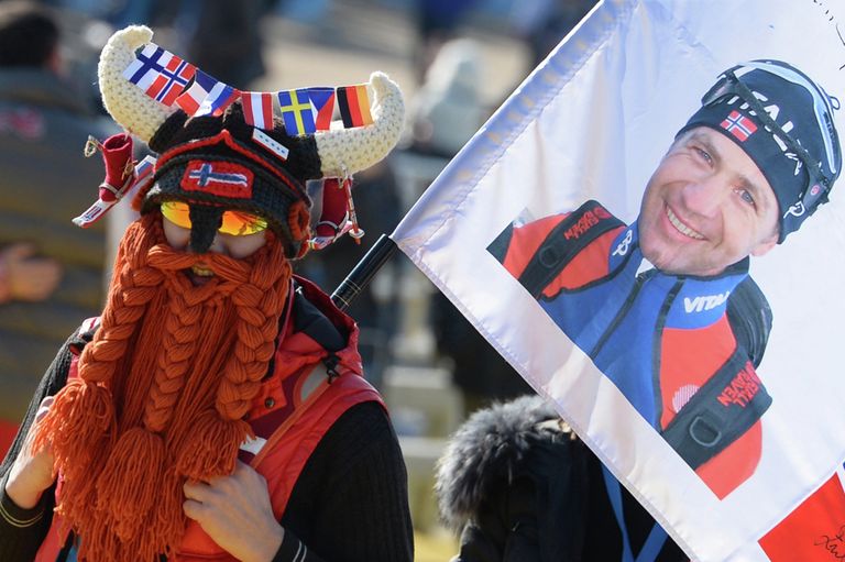 Болельщик норвежского биатлониста Уле-Айнара Бьорндалена, с портретом своего кумира, в Олимпийском парке в Сочи Болельщик норвежского биатлониста Уле-Айнара Бьорндалена, с портретом своего кумира, в Олимпийском парке в Сочи