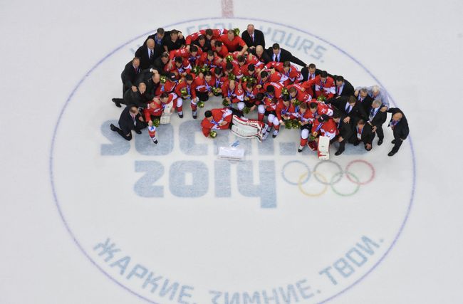 Хоккеисты сборной Канады после победы в финале турнира на ОИ-2014 Хоккеисты сборной Канады после победы в финале турнира на ОИ-2014