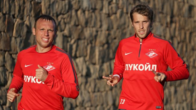 Полузащитники ФК Спартак Денис Глушаков (слева) и Дмитрий Комбаров Полузащитники ФК Спартак Денис Глушаков (слева) и Дмитрий Комбаров