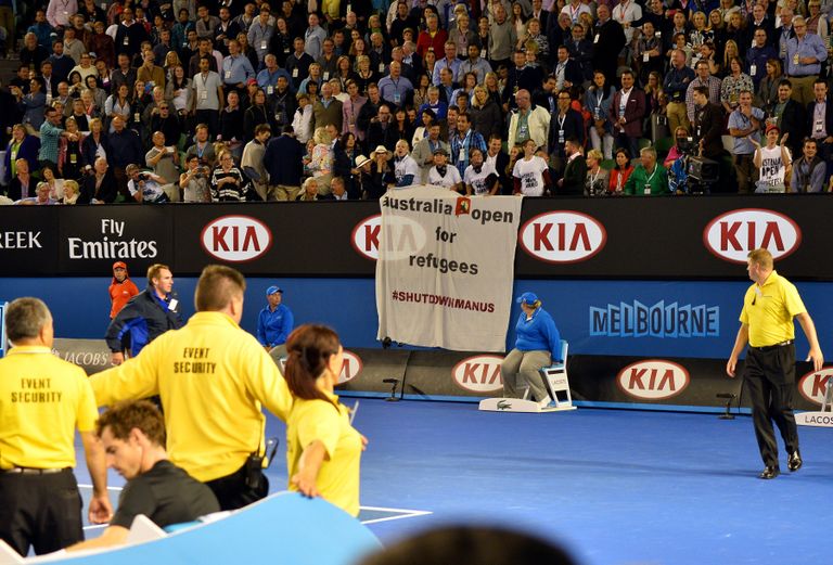 Болельщики во время финального матча Australian Open Маррей - Джокович с баннером со словами Australia Open for refugees (Австралия открыта для беженцев) Болельщики во время финального матча Australian Open Маррей - Джокович с баннером со словами Australia Open for refugees (Австралия открыта для беженцев)