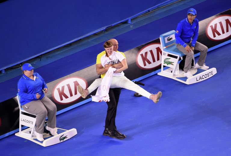 Болельщик, выбежавший на корт, во время финального матча Australian Open Маррей - Джокович Болельщик, выбежавший на корт, во время финального матча Australian Open Маррей - Джокович