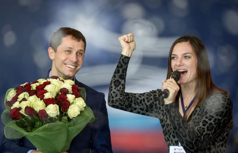Олимпийский чемпион в беге на 800 м Юрий Борзаковский и двукратная олимпийская чемпионка в прыжках с шестом Елена Исинбаева Олимпийский чемпион в беге на 800 м Юрий Борзаковский и двукратная олимпийская чемпионка в прыжках с шестом Елена Исинбаева