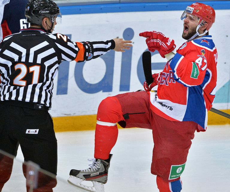 Форвард ПХК ЦСКА Александр Радулов (справа) Форвард ПХК ЦСКА Александр Радулов (справа)