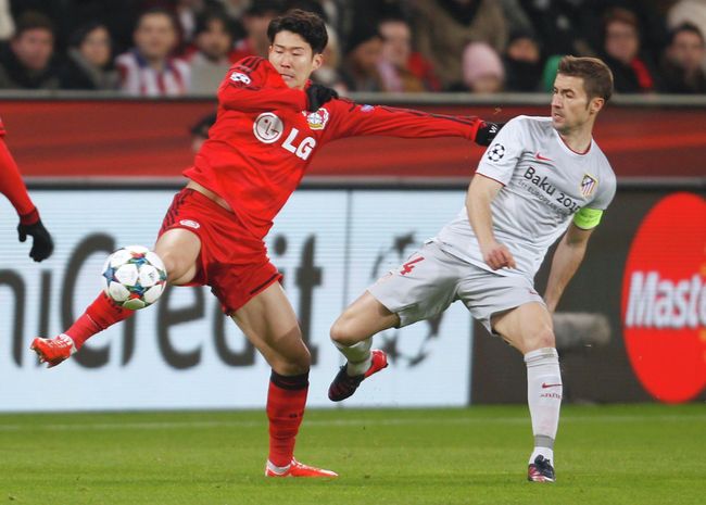 Нападающий Байера Сон Хын Мин и полузащитник Атлетико Габи Нападающий Байера Сон Хын Мин и полузащитник Атлетико Габи