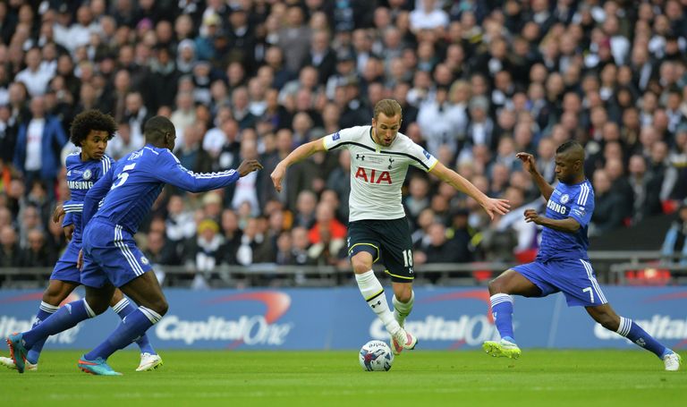 Полузащитник Челси Виллиан, защитник Челси Курт Зума, форвард Тоттенхэма Харри Кейн и хавбек Челси Рамирес