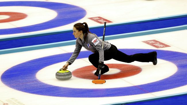 Скип сборной России по керлингу Анна Сидорова во время матча чемпионата мира
