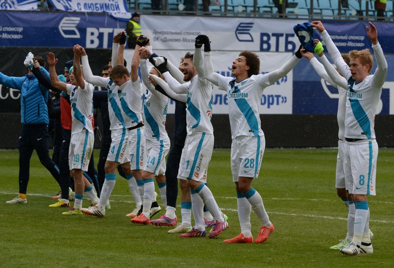 Игроки Зенита радуются победе над Динамо Игроки Зенита радуются победе над Динамо