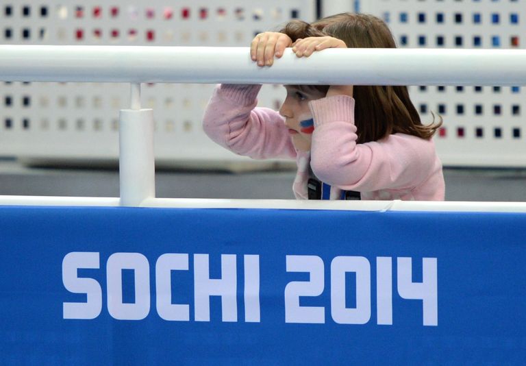 Юная болельщица во время выступления спортсменов в короткой программе парного катания командных соревнований по фигурному катанию на XXII зимних Олимпийских играх в Сочи Юная болельщица во время выступления спортсменов в короткой программе парного катания командных соревнований по фигурному катанию на XXII зимних Олимпийских играх в Сочи