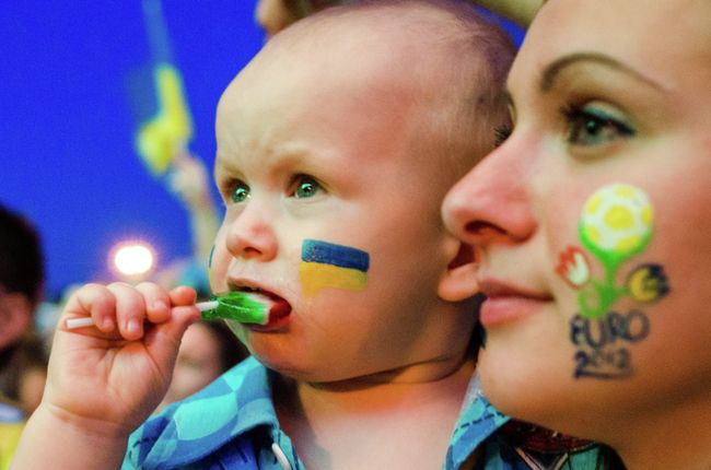 Украинские болельщики в фан-зоне во время трансляции матча группового этапа Чемпионата Европы по футболу между сборными командами Англии и Украины