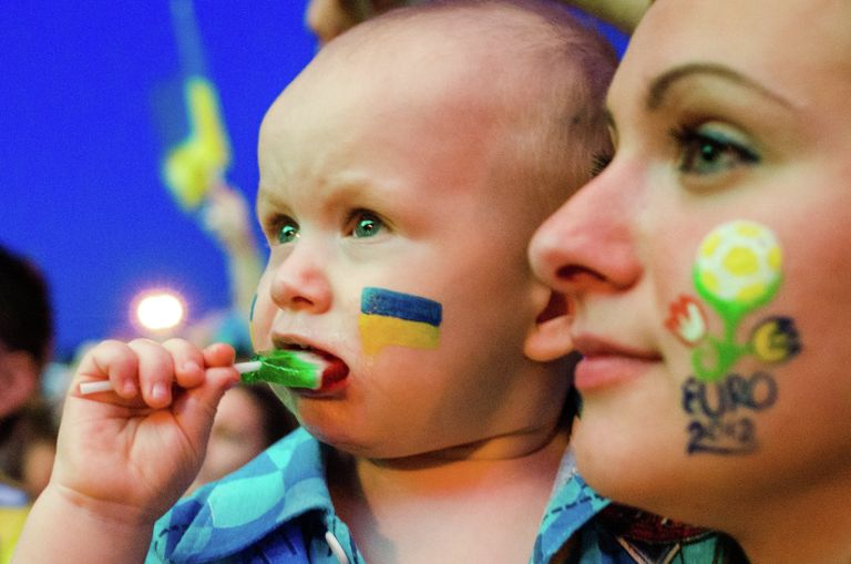 Украинские болельщики в фан-зоне во время трансляции матча группового этапа Чемпионата Европы по футболу между сборными командами Англии и Украины Украинские болельщики в фан-зоне во время трансляции матча группового этапа Чемпионата Европы по футболу между сборными командами Англии и Украины