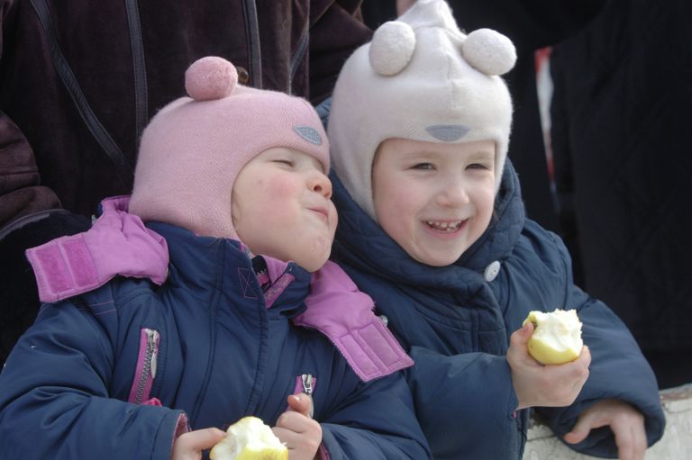 Юные хоккейные болельщицы на одной из лучших дворовых площадок Москвы Юные хоккейные болельщицы на одной из лучших дворовых площадок Москвы