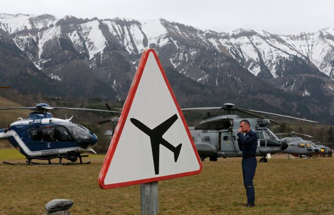 Вертолеты французской службы спасения вблизи места крушения Airbus A320 во французских Альпах Вертолеты французской службы спасения вблизи места крушения Airbus A320 во французских Альпах