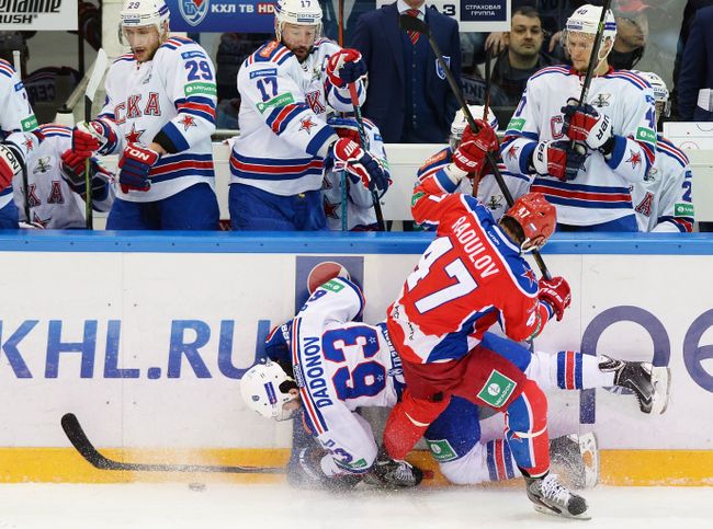 Форвард СКА Евгений Дадонов (слева на первом плане) и форвард ЦСКА Александр Радулов (справа на первом плане) Форвард СКА Евгений Дадонов (слева на первом плане) и форвард ЦСКА Александр Радулов (справа на первом плане)