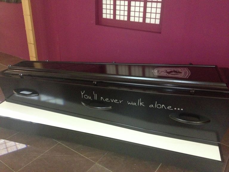 Гроб в клубных цветах Твенте с надписью Youll never walk alone