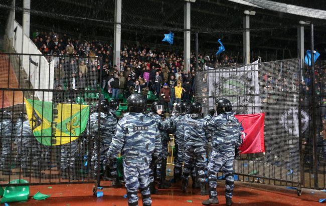 Сотрудники правоохранительных органов во время матча 21-го тура чемпионата России по футболу среди клубов Премьер-лиги между ФК Арсенал (Тула) и ФК Торпедо (Москва) Сотрудники правоохранительных органов во время матча 21-го тура чемпионата России по футболу среди клубов Премьер-лиги между ФК Арсенал (Тула) и ФК Торпедо (Москва)