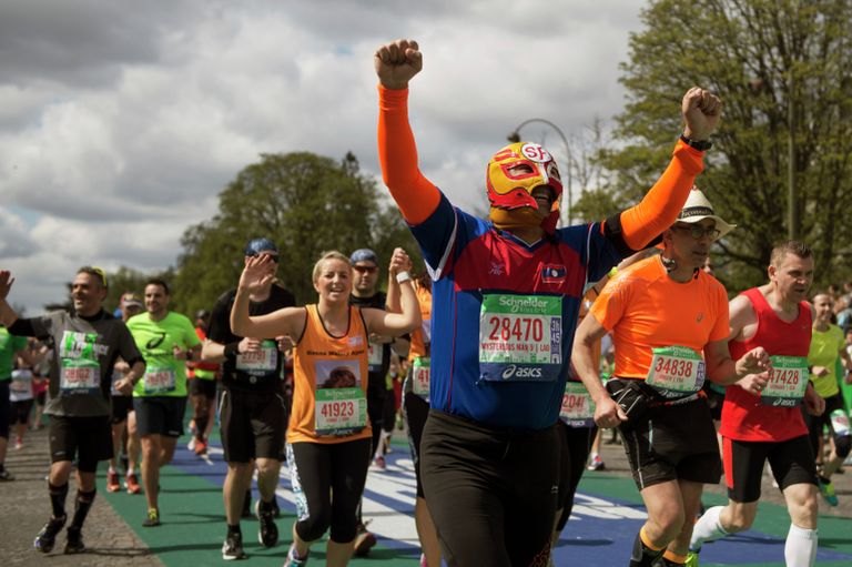 Участники 39-го Парижского марафона (Marathon de Paris 2015) на одной из центральных улиц Парижа Участники 39-го Парижского марафона (Marathon de Paris 2015) на одной из центральных улиц Парижа