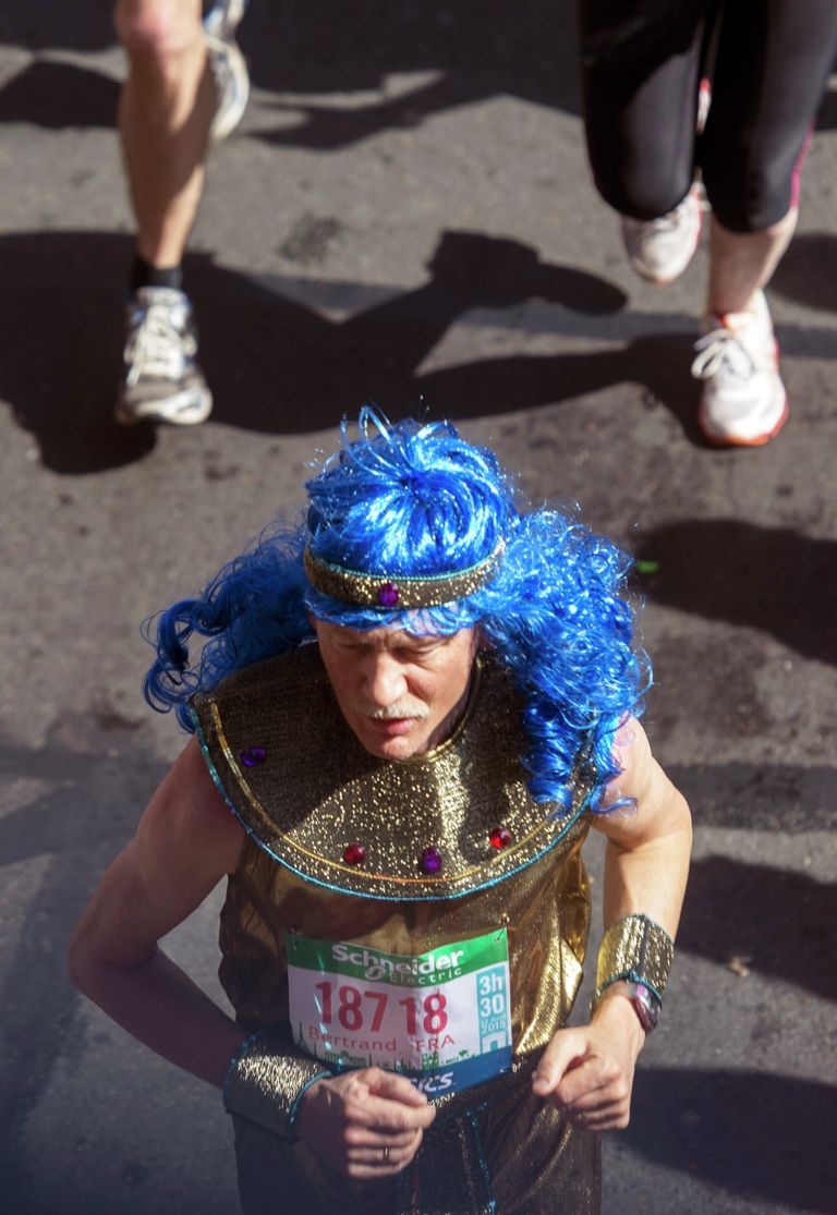 Участник 39-го Парижского марафона (Marathon de Paris 2015) на одной из центральных улиц Парижа Участник 39-го Парижского марафона (Marathon de Paris 2015) на одной из центральных улиц Парижа