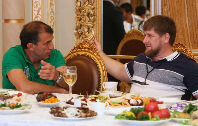 Глава Чеченской Республики Рамзан Кадыров (справа) и главный тренер республиканского футбольного клуба Терек Рашид Рахимов Глава Чеченской Республики Рамзан Кадыров (справа) и главный тренер республиканского футбольного клуба Терек Рашид Рахимов