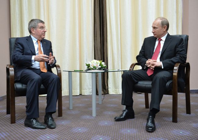 Президент России Владимир Путин (справа) и президент Международного олимпийского комитета Томас Бах во время встречи в Олимпийском парке в Сочи