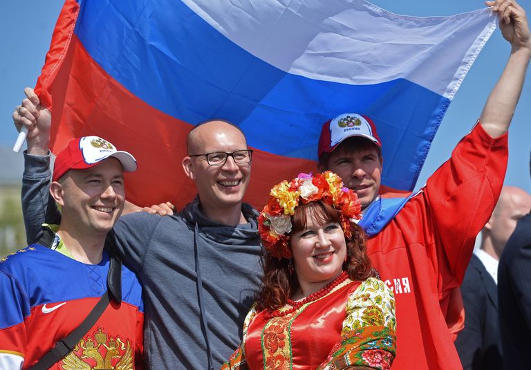 Болельщики сборной России перед началом матча группового раунда чемпионата мира по хоккею 2015