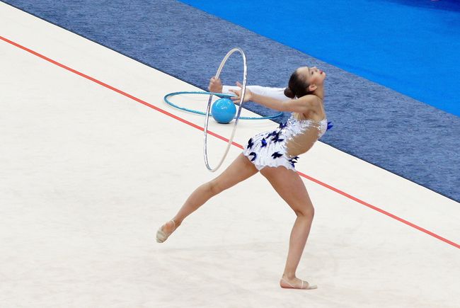 Маргарита Мамун выступает на чемпионате Европы по художественной гимнастике